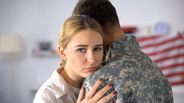 Mulher Triste Abraçando Soldado Saindo Casa Adeus Antes Serviço Militar — Fotografia de Stock