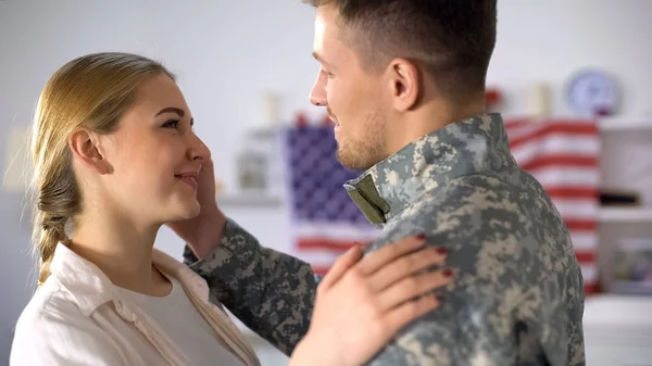 Soldado Militar Tierno Sosteniendo Cara Amada Mujer Regocijando Regreso Casa — Foto de Stock