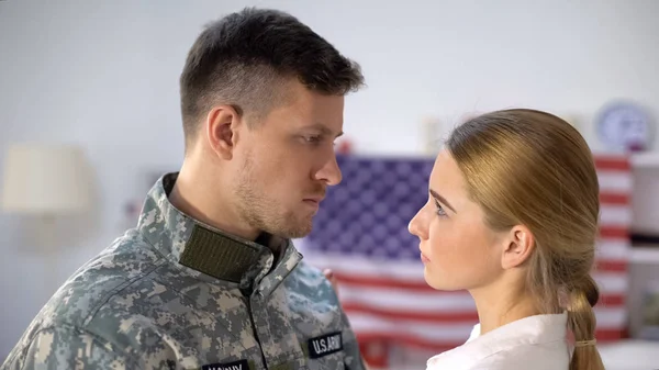 Soldado Americano Triste Mirando Esposa Amorosa Despedida Antes Del Servicio — Foto de Stock
