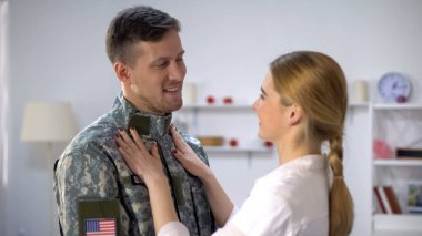 Bize asker erkek arkadaşı, hayran sevgili adam bakım kadın uyum üniforması