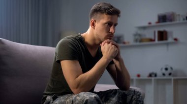 Üzgün asker korkunç savaş hatırlayarak, ptsd acı, psikolojik yardım