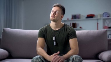 Uzun zamandır beklenen aile birleşimi, askerlik görevi hakkında düşünen rüya gibi erkek asker