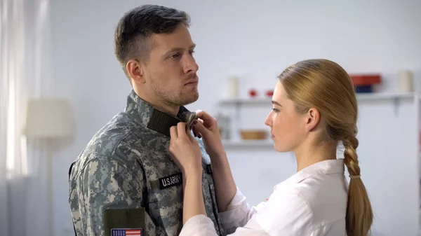 Opprørt Kvinne Tilpasser Uniform Amerikansk Soldat Militærtjeneste Farvel Tristhet – stockfoto