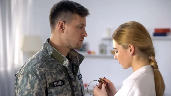 Αναστατωμένη Γυναίκα Δίνοντας Ξύλινο Σταυρό Κολιέ Αρσενικό Στρατιώτη Συναισθηματικό Αποχαιρετισμό — Φωτογραφία Αρχείου