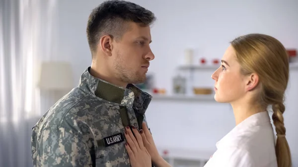 Ragazza Triste Guardando Uomo Militare Sperando Vedere Amato Vivo Dopo — Foto Stock