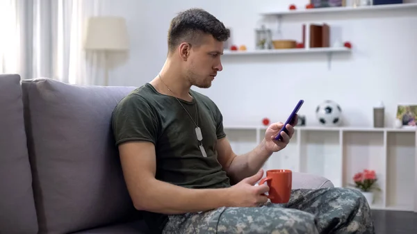 Soldat Masculin Détendu Tapant Sur Smartphone Assis Sur Canapé Avec — Photo