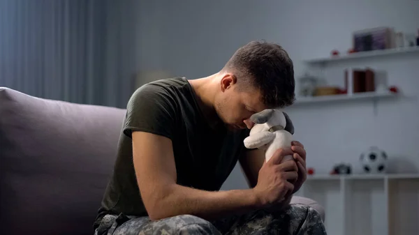 Меланхолійський Чоловічий Солдат Тримає Собаку Іграшку Зниклу Дитину Після Розлучення — стокове фото
