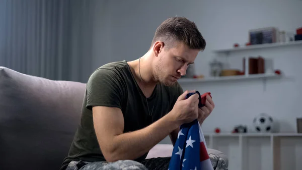 Soldado Estadounidense Sentado Sofá Mirando Bandera Nacional Patriotismo Orgullo — Foto de Stock