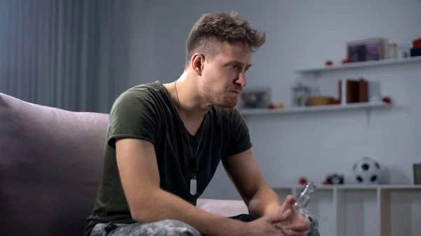 Soldato Depresso Con Bottiglia Vodka Seduto Sul Divano Dipendenza Alcol — Foto Stock