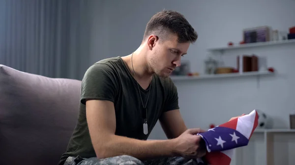 Militær Offiser Ser Amerikansk Flagg Forbereder Seg Kamerat Begravelse Melankoli – stockfoto