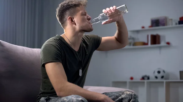 Enojado Soldado Masculino Bebiendo Bebida Alcohólica Embotellada Casa Sufriendo Tept — Foto de Stock
