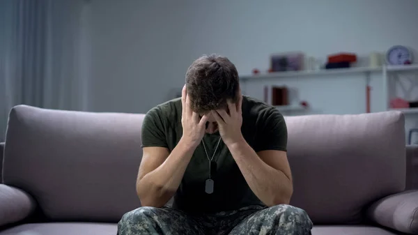 Nervoso Masculino Militar Sofrendo Depressão Sentado Sozinho Casa Conceito Ptsd — Fotografia de Stock