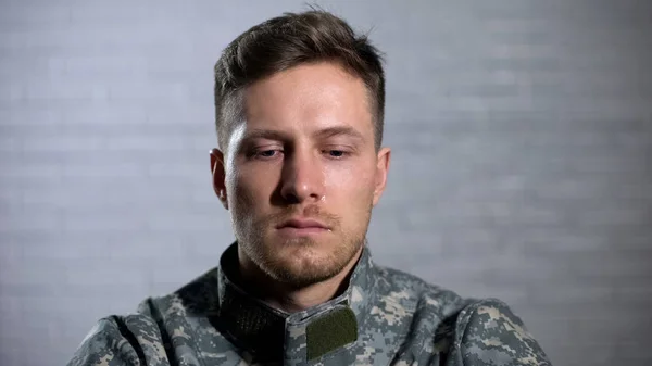 Στρατιώτης Κλαίει Και Κοιτάει Κάτω Θυμάται Νεκρούς Και Νιώθει Απελπισμένος — Φωτογραφία Αρχείου