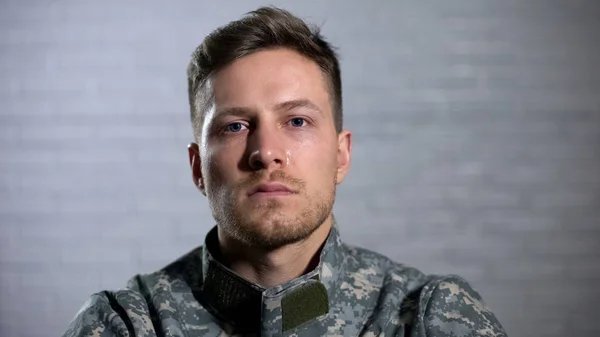 Плачущий Солдат Смотрит Камеру Военный Посттравматический Синдром Проблема — стоковое фото