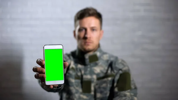 Чоловічий Солдат Формі Показує Смартфон Зеленим Екраном Камеру Додаток — стокове фото