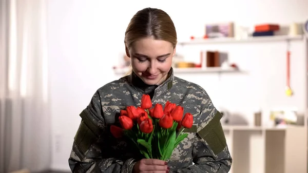 Feliz Soldado Femenino Uniforme Oliendo Aroma Tulipanes Ramo Sonriente — Foto de Stock