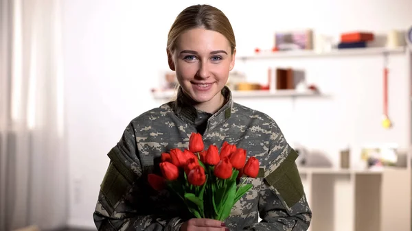 Militer Wanita Tersenyum Memegang Bunga Tulip Dan Melihat Kamera Maret — Stok Foto