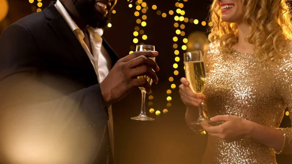 Gelukkig Gemengd Race Paar Geproost Champagne Glazen Partij Nieuwjaar Viering — Stockfoto