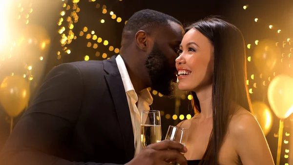 Afro Amerikaanse Gentleman Fluisteren Complimenten Aan Mooie Dame Feestje Flirt — Stockfoto