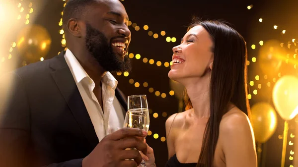 Romantisch Jong Stel Geproost Champagne Glimlachend Elkaar Plezier — Stockfoto