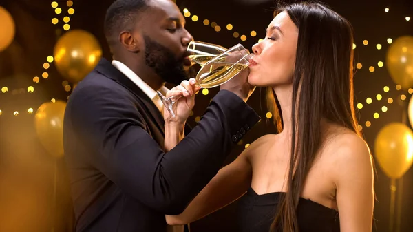 Gelukkig Mannelijke Vrouwelijke Drinken Champagne Broederschap Cocktail Party Luxe — Stockfoto