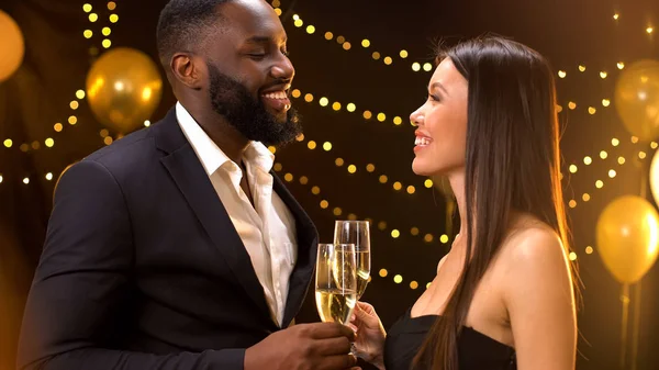 Vrolijk Romantisch Paar Geproost Glazen Champagne Verjaardagsfeestje Flirt — Stockfoto