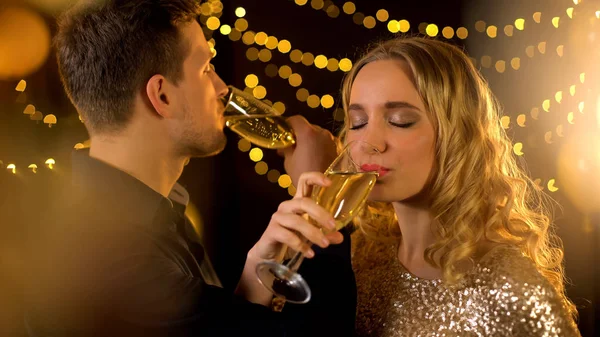Glückliches Junges Paar Trinkt Champagner Bruderschaft Paar Hat Spaß Auf — Stockfoto