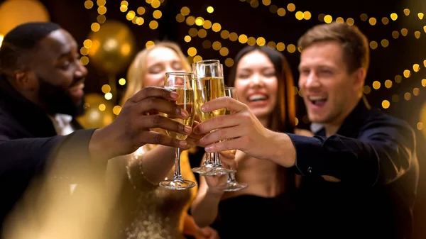 Feliz Compañía Multiétnica Tintineando Vasos Bebidas Celebrando Año Nuevo — Foto de Stock