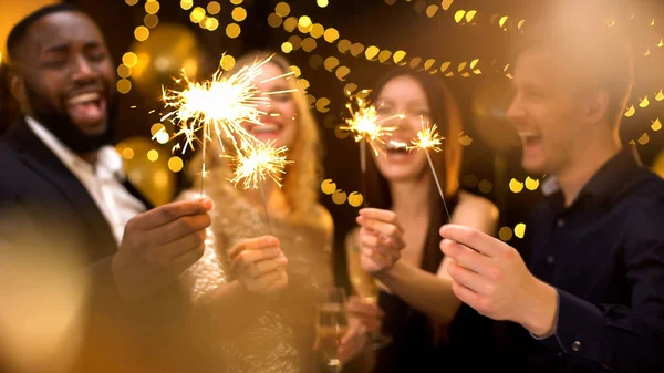 Jóvenes Alegres Celebrando Año Nuevo Sosteniendo Luces Bengala Divirtiéndose —  Fotos de Stock