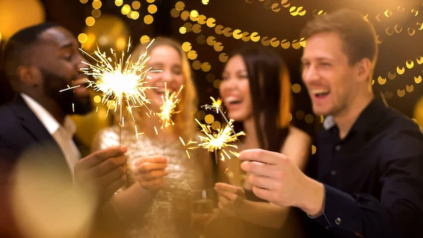 Glimlachende Mannen Vrouwen Houden Van Wonderkaarsen Feestelijke Sfeer Luxe Levensstijl — Stockfoto