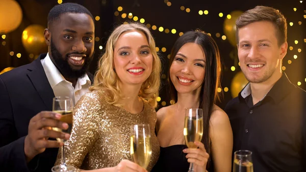 Grupo Multirracial Amigos Sosteniendo Copas Champán Sonriendo Cámara —  Fotos de Stock