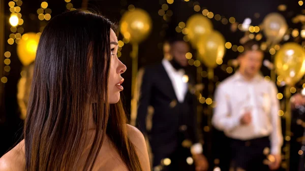 Mujer Asiática Infeliz Mirando Gente Bailando Club Nocturno Sintiéndose Aburrido —  Fotos de Stock