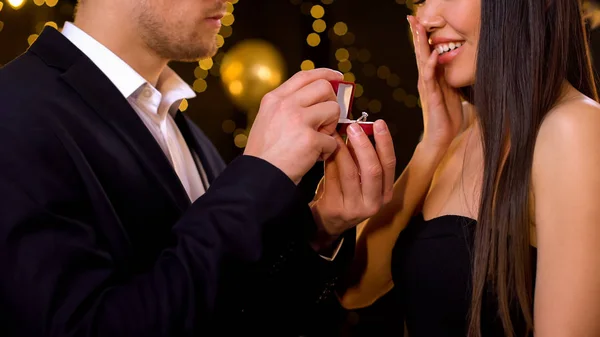 Mannelijke Voorstel Aan Vriendin Partij Presenteren Diamond Ring Engagement — Stockfoto