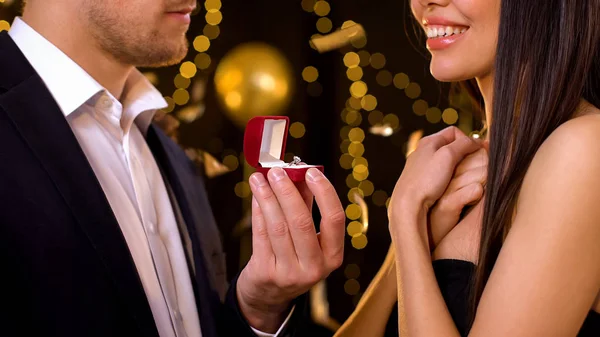 Gelukkig Vrouwelijke Kijken Naar Diamond Ring Vriendje Maken Voorstel Huwelijk — Stockfoto