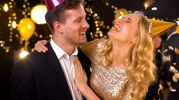 Pareja Feliz Sombreros Fiesta Riendo Divirtiéndose Celebrando Cumpleaños —  Fotos de Stock