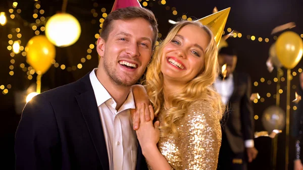 Opgewonden Paar Glimlachend Camera Staande Onder Vallende Confetti Night Club — Stockfoto