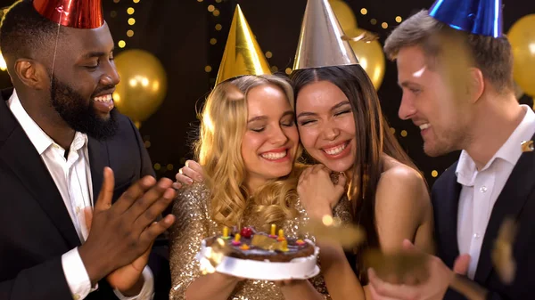 Schöne Frau Feiert Geburtstag Hält Kuchen Freunde Gratulieren — Stockfoto
