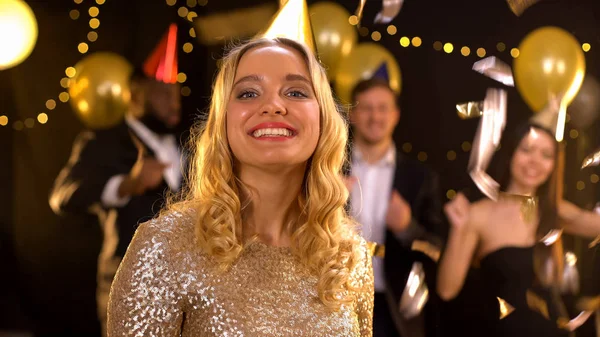 Wesoła Młoda Kobieta Uśmiechając Się Kamery Imprezie Obchodzi Nowy Rok — Zdjęcie stockowe