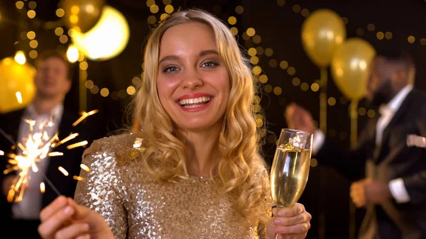 Gelukkige Jonge Dame Met Glas Champagne Met Sparkler Nieuwjaarsviering — Stockfoto