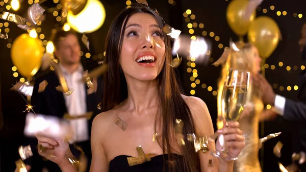 Позитивная Женщина Бокалом Шампанского Игристым Конфетти Падает — стоковое фото