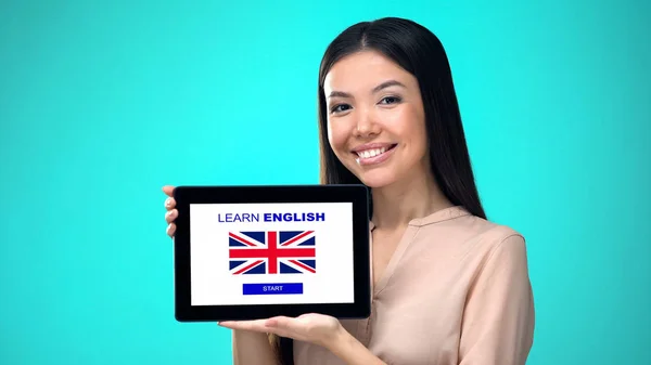 Feminino Segurando Tablet Com Aprender Aplicação Inglesa Britânica Pronto Para — Fotografia de Stock
