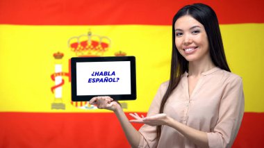 Tablet tutan kadın İspanyolca ifade, dil öğrenmek için uygulama konuşuyor musunuz