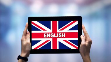 İngiltere bayrağı, online uygulama karşı İngilizce kelime ile tablet tutan kadın eller
