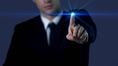 Takım elbiseli adam dokunmatik ekran, parmak izi erişimi, modern teknolojiler, gelecek