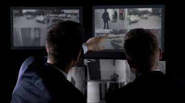 Özel ajanlar Cctv görüntüleri izleme, suç arıyor, tartışma