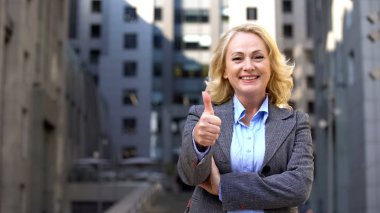 Joyful yaşlı iş kadın başparmak gösteren, kurumsal kariyer geliştirme