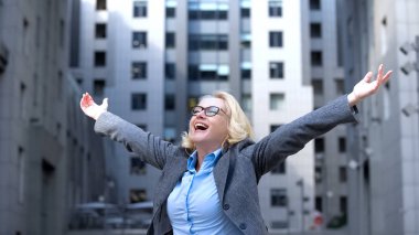 İyimser yaşlı kadın hayattan zevk ellerini kaldırdı, iş başarısı, canlılık