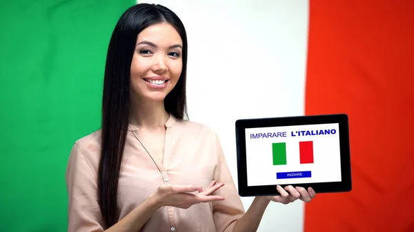 Lady Trzymając Tablet Nauki Włoskiej Aplikacji Włochy Flaga Tle Edukacja — Zdjęcie stockowe