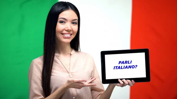 Mulher Segurando Tablet Com Você Fala Italiano Frase Aplicativo Para — Fotografia de Stock