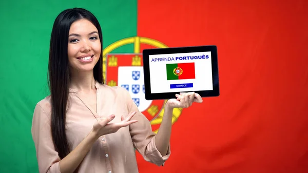 Lady Possesso Tablet Con Imparare Portoghese App Bandiera Sullo Sfondo — Foto Stock